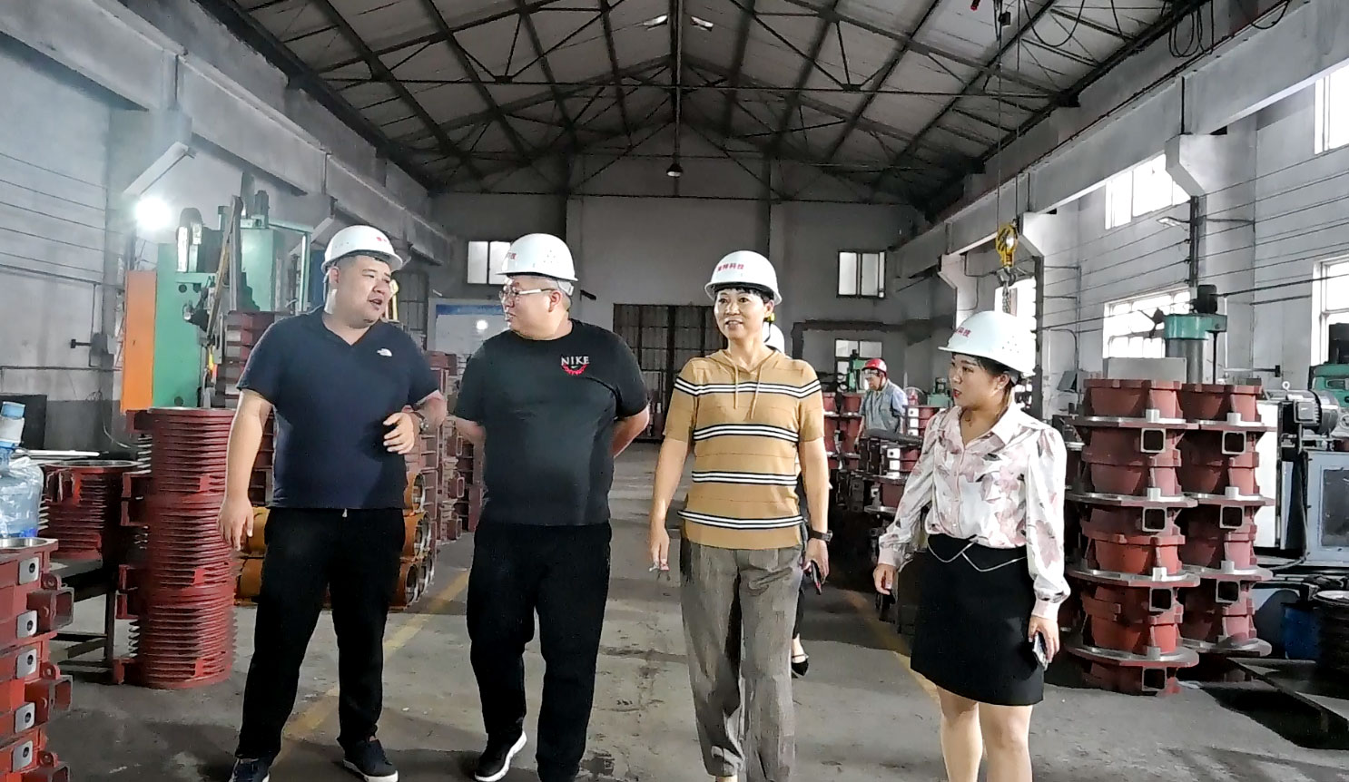 精準(zhǔn)服務(wù)骨料制砂行業(yè)，河南豫特機(jī)械高能效STS水平橢圓振動篩填補(bǔ)行業(yè)空白！